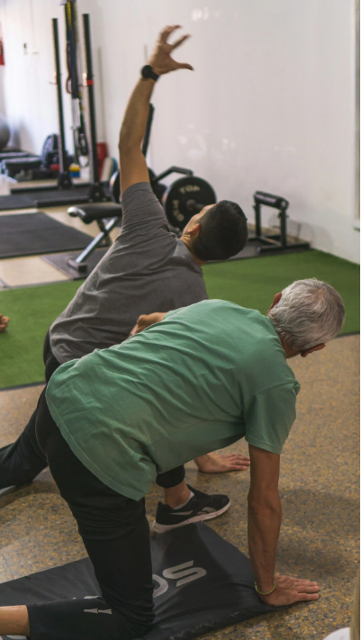 Pessoa em exercício de recuperação acompanhado por profissional