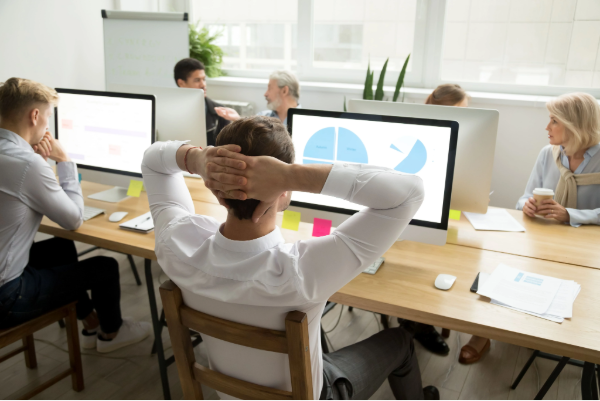 Equipe avaliando relatórios para análise ergonômica do trabalho