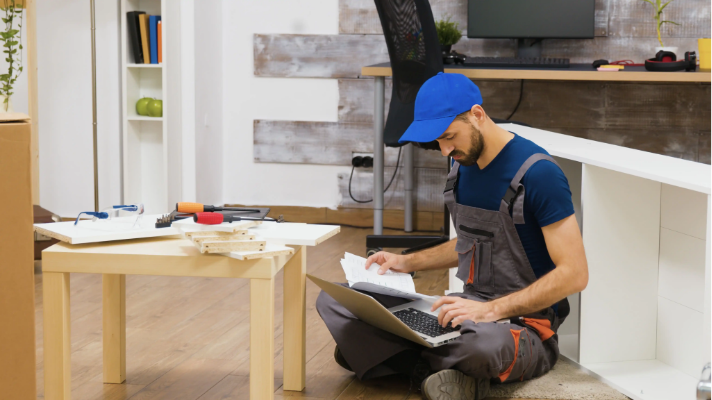 Técnico consultando instruções para adaptação de mobiliário